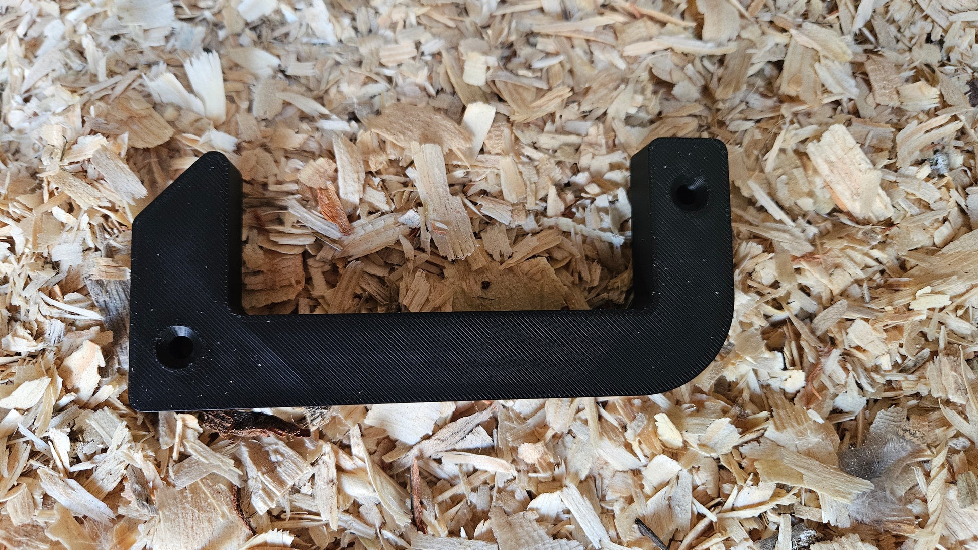 Roost bar bracket for a 2x4 board mounted flat (horizontal)